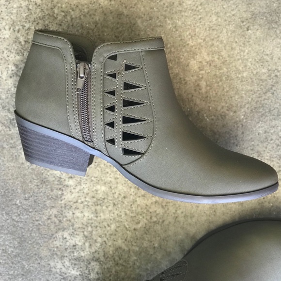 Last 1! Soda Khaki 1.5” Low Heel Ankle Bootie 10 - Picture 4 of 8
